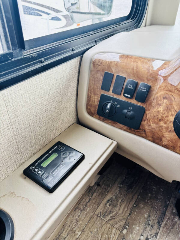 2017 Thor Motor Coach Hurricane 31S