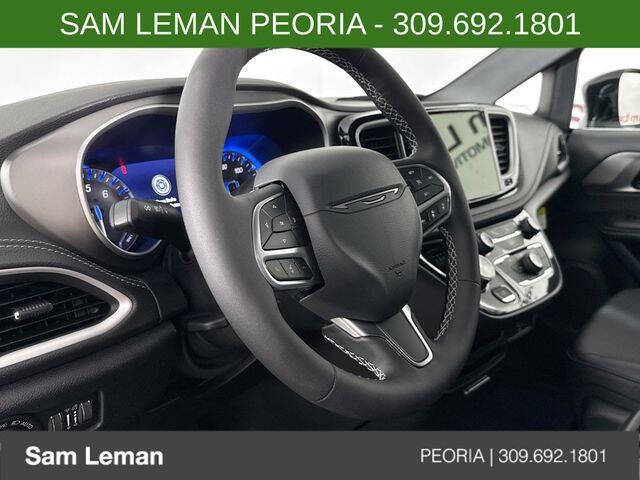2027 Chrysler Pacifica Select