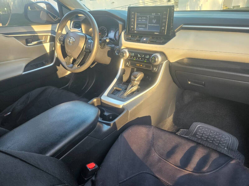 2021 Toyota RAV4 XLE photo 29