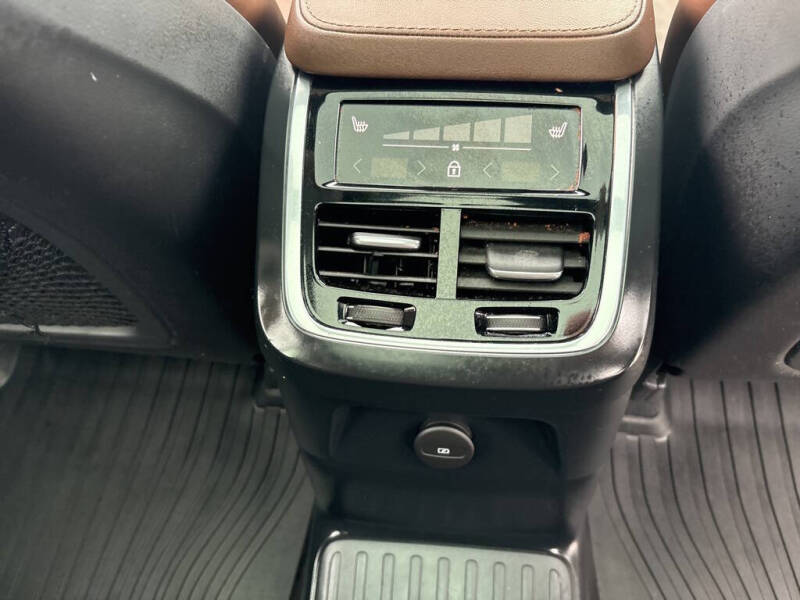 2024 Volvo XC90 Recharge T8 Ultimate Bright Theme 7P