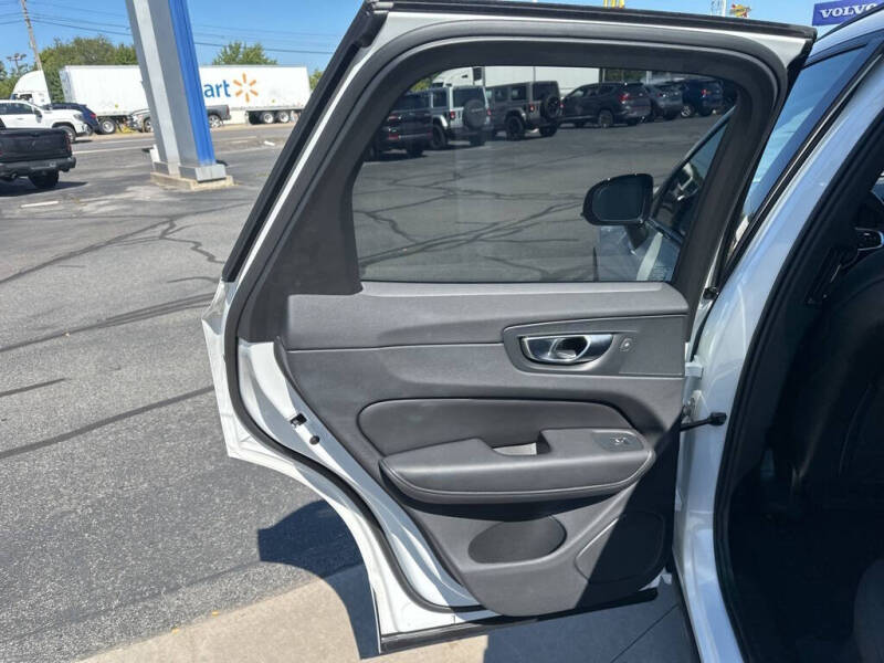 2025 Volvo XC60 B5 Plus Dark Theme