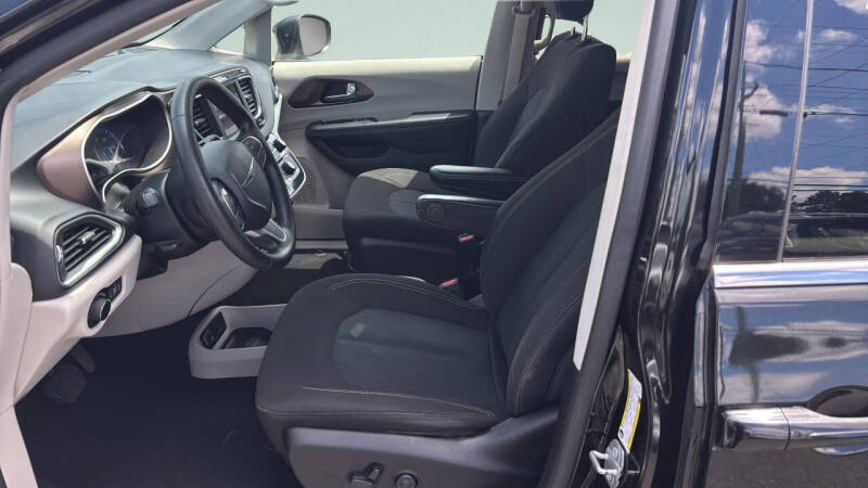 2020 Chrysler Voyager LX