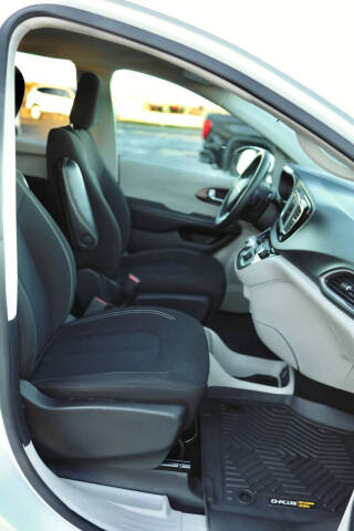 2022 Chrysler Voyager LX