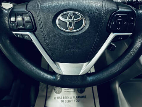 2017 Toyota Sienna LE 7-Passenger Auto Access Seat