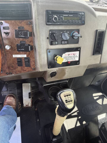 2001 Peterbilt 330