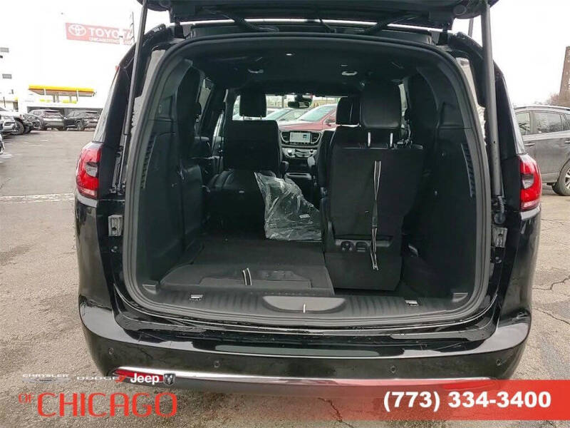 2025 Chrysler Pacifica Select