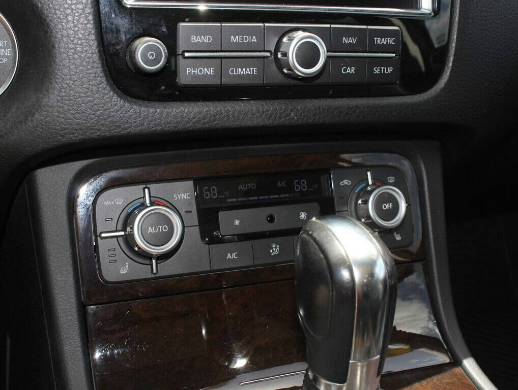 2014 Volkswagen Touareg  - $18,995