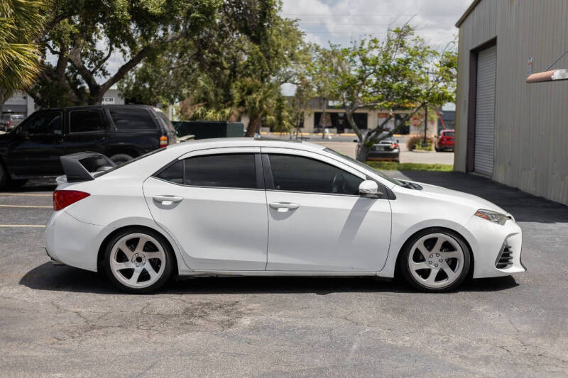 2017 Toyota Corolla SE photo 3