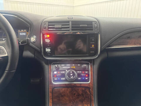 2017 Lincoln Continental Premiere