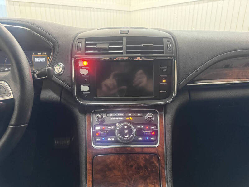 2017 Lincoln Continental Premiere