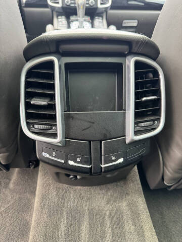 2017 Porsche Cayenne Platinum Edition