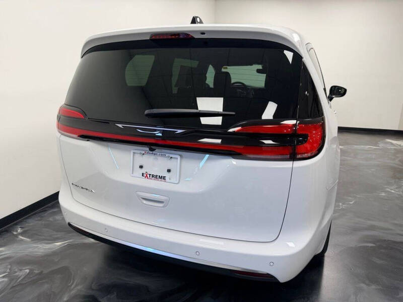 2027 Chrysler Pacifica Select