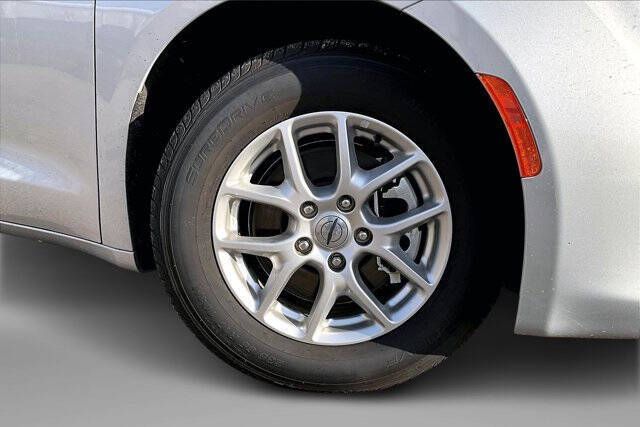 2022 Chrysler Voyager LX