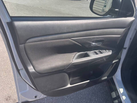 2016 Mitsubishi Outlander ES