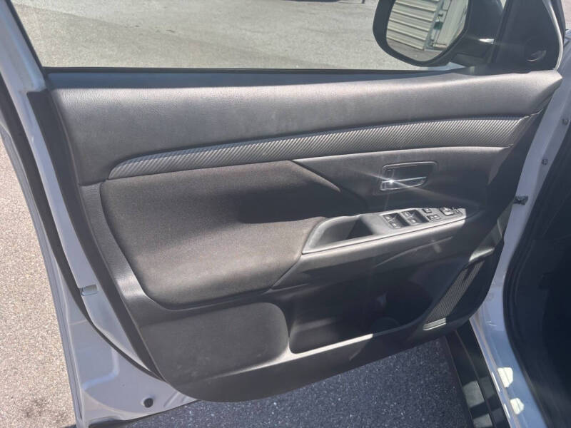 2016 Mitsubishi Outlander ES