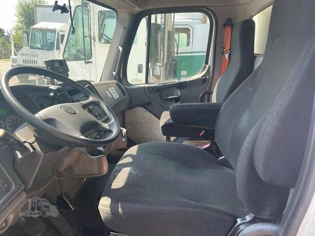2017 Freightliner Business class M2