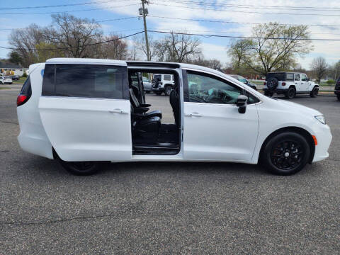 2025 Chrysler Pacifica Select