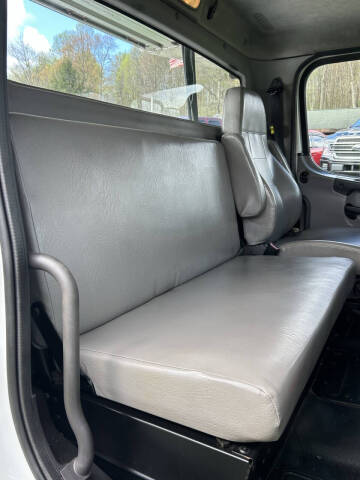 2019 Freightliner Business class M2