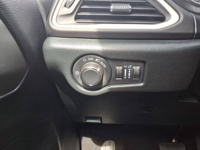 2025 Chrysler Voyager LX