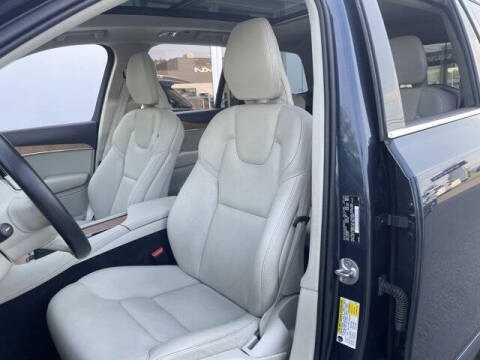 2022 Volvo XC90 T6 Momentum 6-Passenger