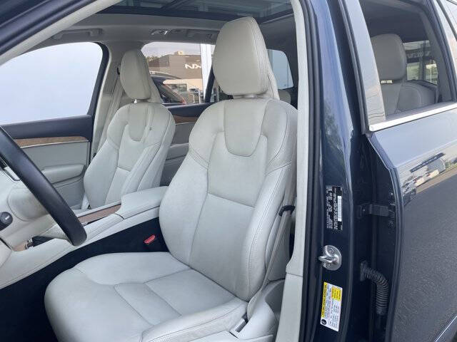 2022 Volvo XC90 T6 Momentum 6-Passenger