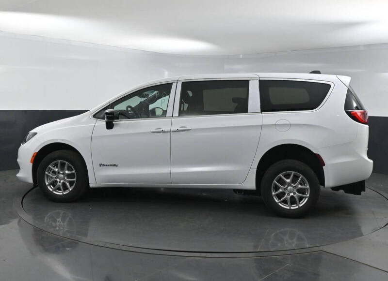 2025 Chrysler Voyager LX