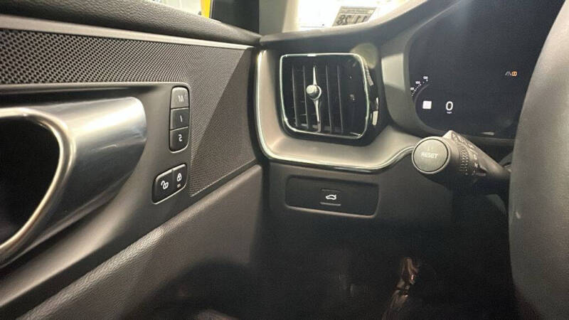 2024 Volvo XC60 B5 Core Dark Theme