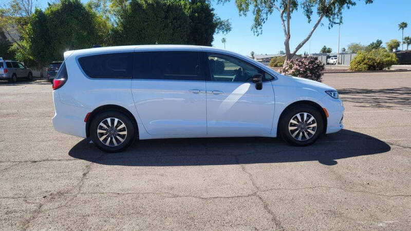 2024 Chrysler Pacifica Plug-In Hybrid Select