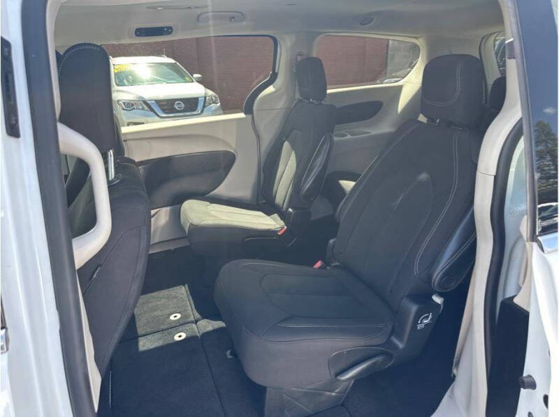 2022 Chrysler Voyager LX