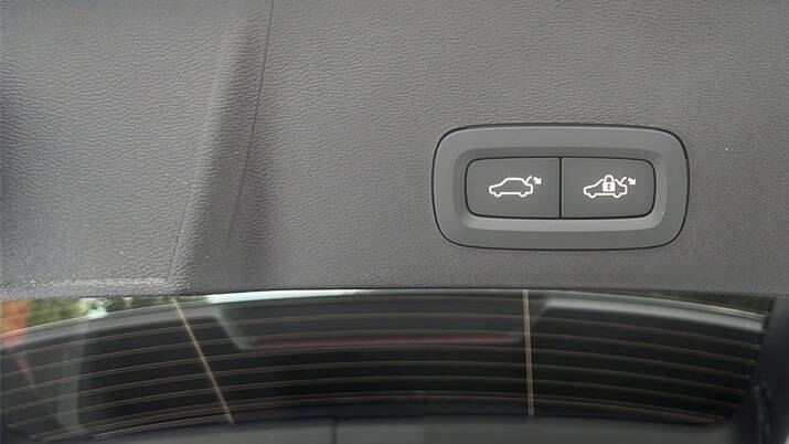 2026 Volvo XC40 B5 Ultra Black Edition