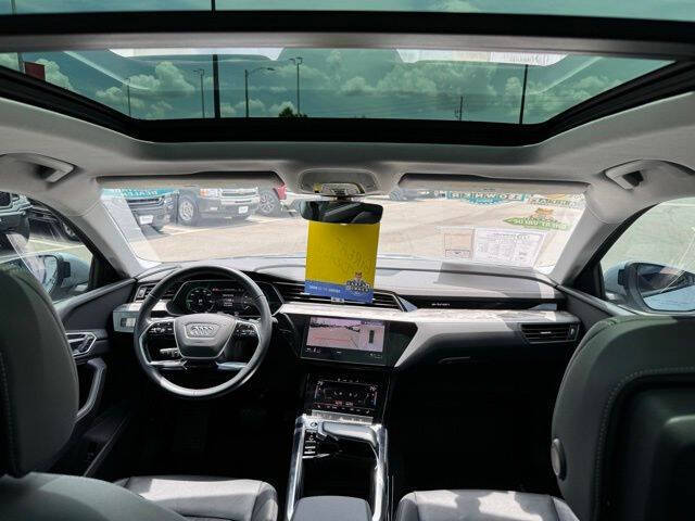 2022 Audi e-tron quattro Premium