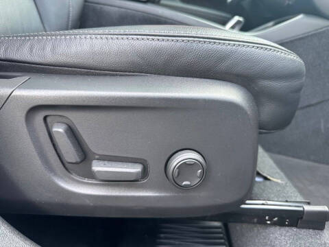 2023 Volvo XC40 B5 Plus Bright Theme