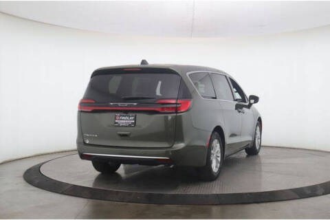 2027 Chrysler Pacifica Select