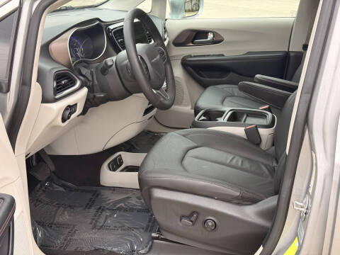 2017 Chrysler Pacifica Touring-L