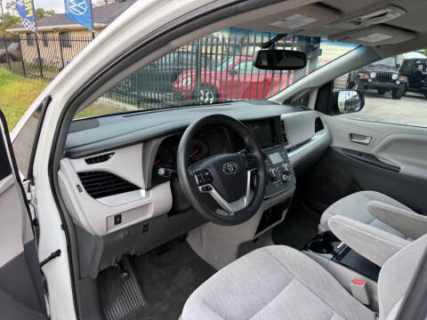 2017 Toyota Sienna LE 8-Passenger