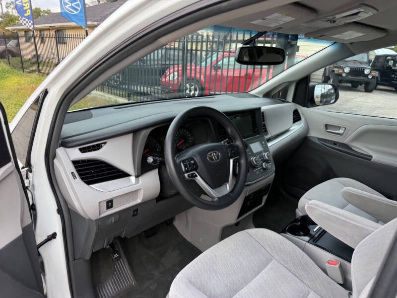 2017 Toyota Sienna LE 8-Passenger
