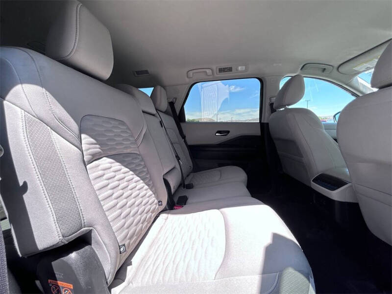 2022 Nissan Pathfinder SV