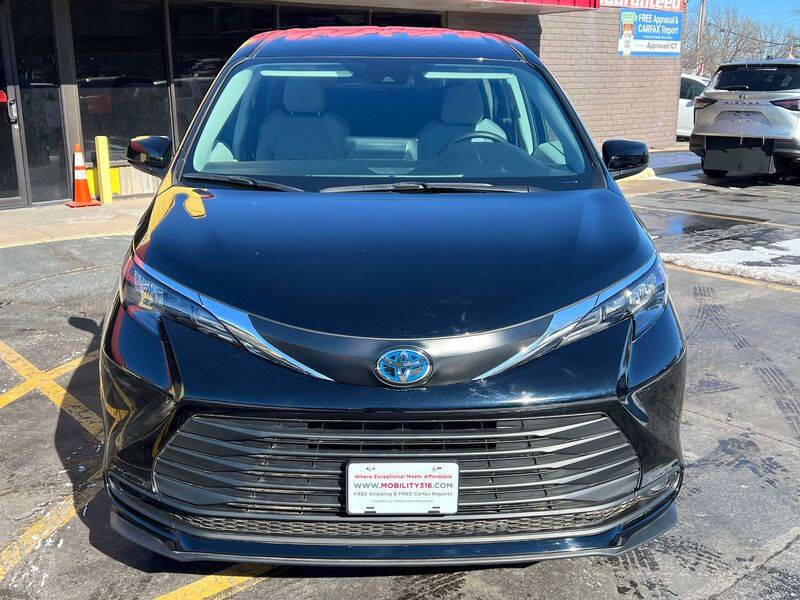 2025 Toyota Sienna LE 8-Passenger
