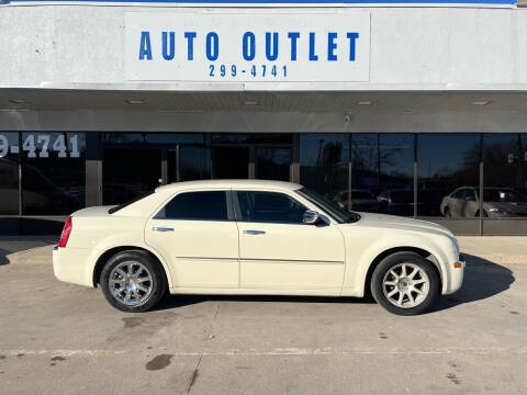 2010 Chrysler 300 for sale at Auto Outlet in Des Moines IA