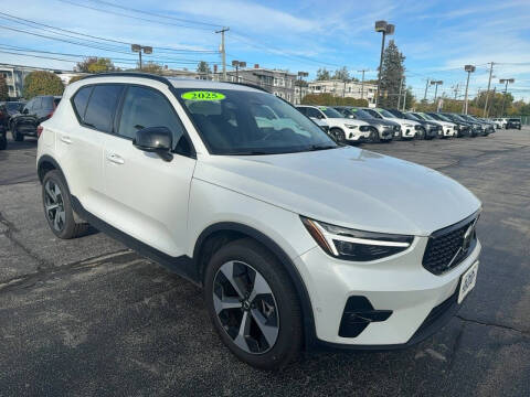 2025 Volvo XC40 B5 Plus Dark Theme