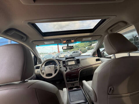 2012 Toyota Sienna XLE 7-Passenger Auto Access Seat