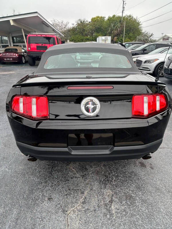 2011 Ford Mustang V6 Premium photo 14