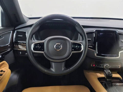 2016 Volvo XC90 T6 Momentum
