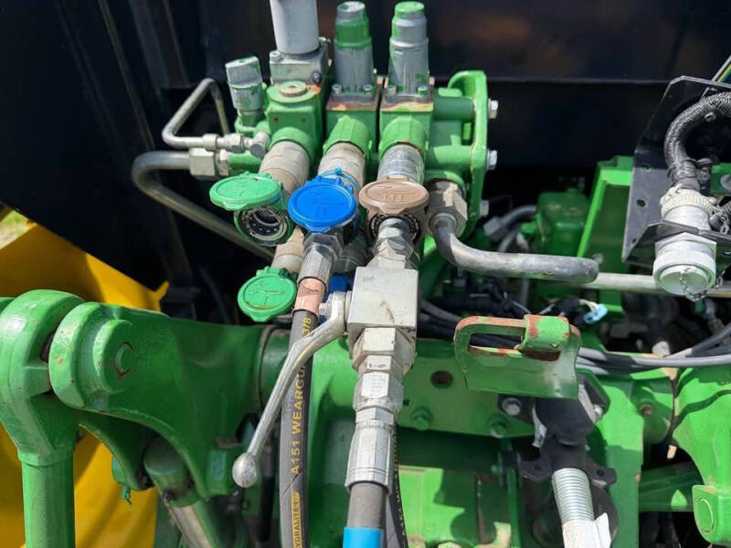 2015 John Deere 6135e