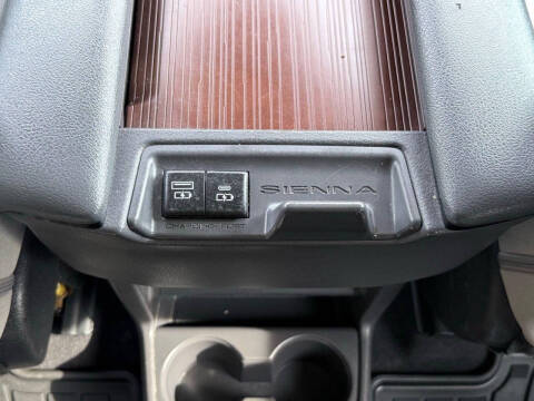 2022 Toyota Sienna LE 8-Passenger