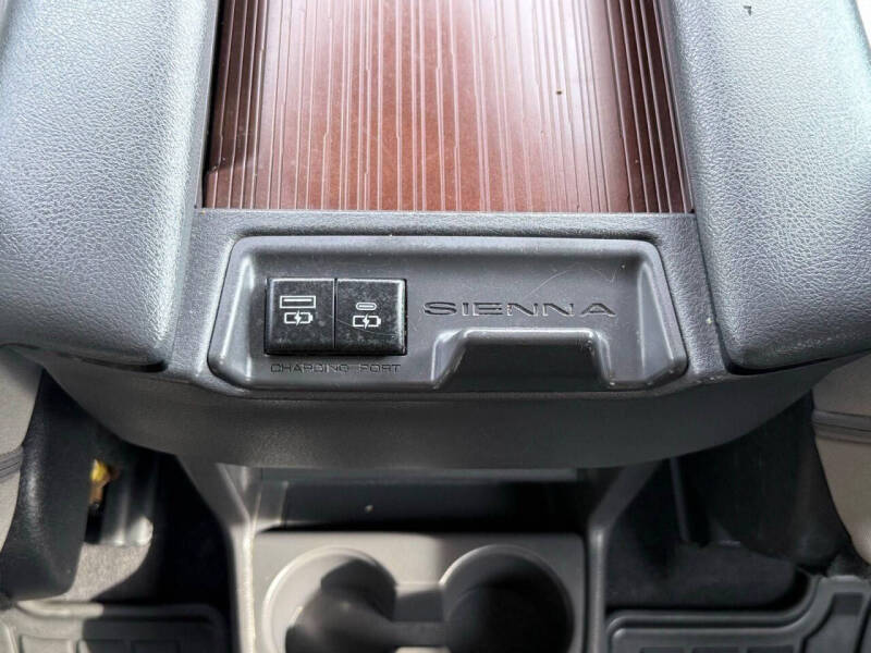 2022 Toyota Sienna LE 8-Passenger