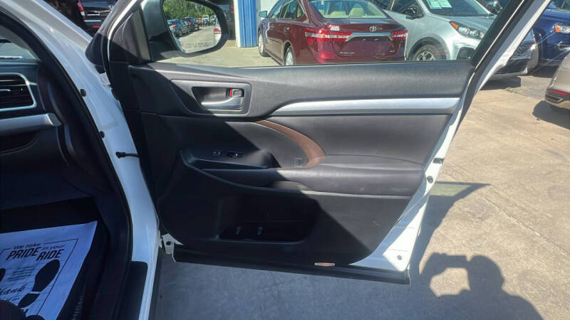 2017 Toyota Highlander SE