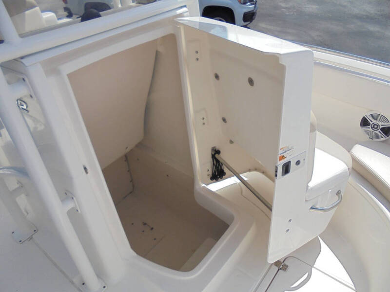 2017 Robalo R222