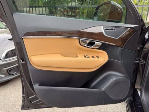 2016 Volvo XC90 T6 Momentum