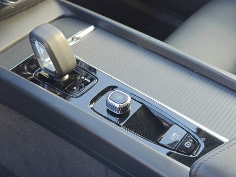 2025 Volvo XC60 B5 Core Dark Theme